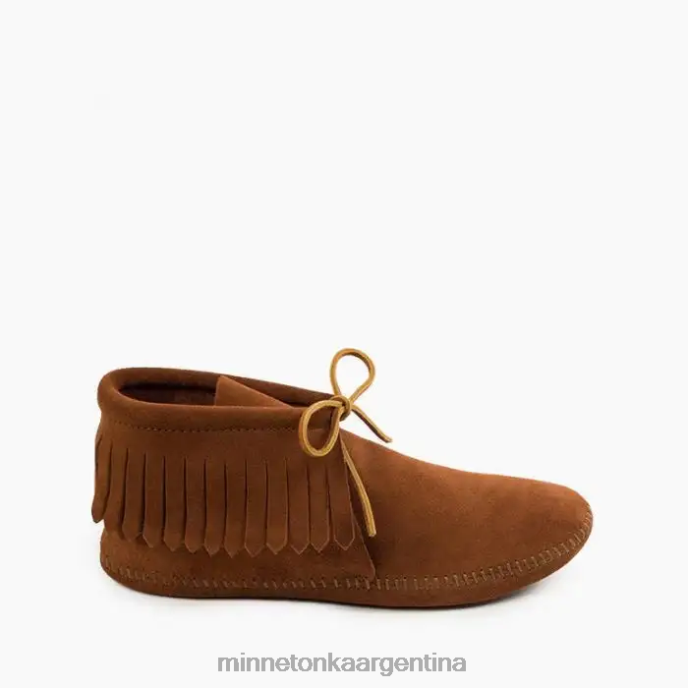 calzado marrón hombres bota clásica con suela blanda y flecos Minnetonka R6DN443